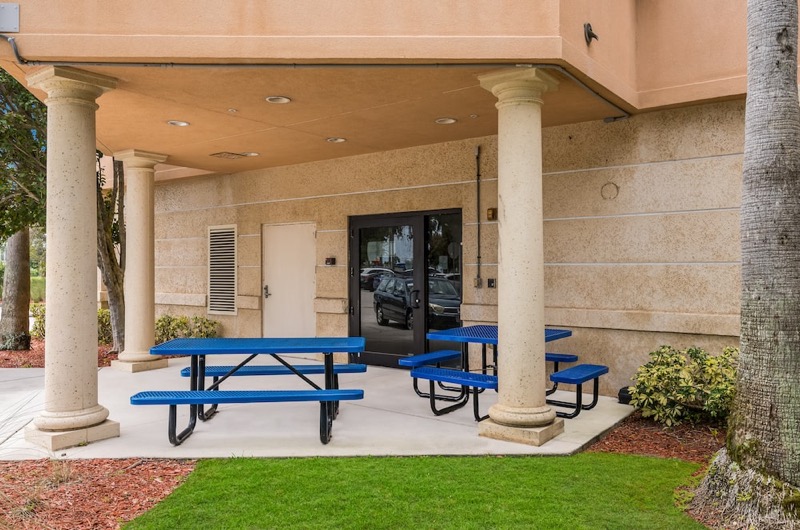 the Palm Beaches - Patio - ARU